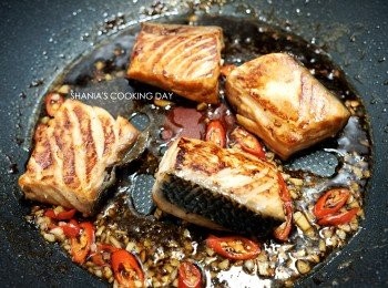 step5: 倒入<span class="group_2">照燒醬汁</span>與鮭魚肉塊一起煮入味。