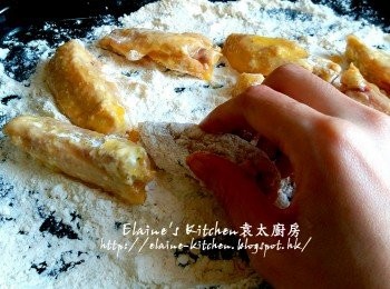 step6: 將單骨<a href="https://bit.ly/3zHU5V3" target="_blank" data-keyword="雞翼" class="guide-link"><strong>雞翼</strong></a> <span style="display:inline-block;vertical-align:middle;margin-top:-3px;color:initial;border-radius:3px;padding:2px 3px;font-size:12px;line-height:14px;background:#87d300;color:#fff;">即買</span> 逐一沾上粉 , 再沾上蛋液 , 再沾上一層粉及麵包糠靜待10分鐘