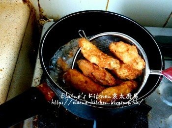 step11: 10分鐘後將單骨<a href="https://bit.ly/3zHU5V3" target="_blank" data-keyword="雞翼" class="guide-link"><strong>雞翼</strong></a> <span style="display:inline-block;vertical-align:middle;margin-top:-3px;color:initial;border-radius:3px;padding:2px 3px;font-size:12px;line-height:14px;background:#87d300;color:#fff;">即買</span> 回油鑊內 , 用中火炸至金黃色 , 盛起灑上椒鹽及七味粉即可