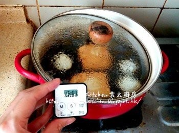 step8: 將炸好的豆腐同雞蛋放入滷水汁內 , 蓋上蓋用慢火煮15分鐘