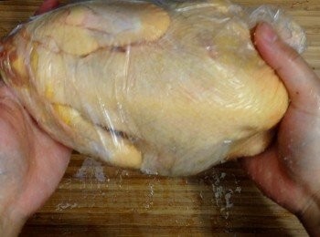 step3: 之後放入膠袋，擠出空氣後打結，入雪櫃一晚