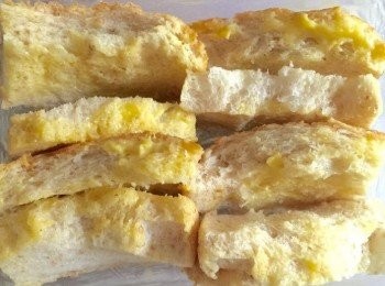 step1: 吐司切塊，兩邊塗上牛油，把每片麵包切成正立方體。
切好後，放入大盆中，加入 1 湯匙玉桂粉及一半份量的糖，用手撈勻。
使用淡味麵包的可同時加入提子乾，拌勻。
預熱焗爐至180℃ 。