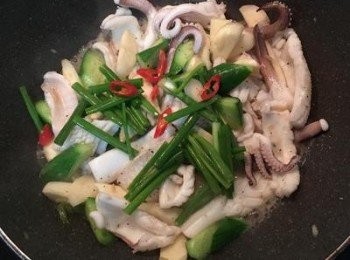 step9: 最後放入蔥綠段和辣椒，快火拌炒後起鍋裝盤。