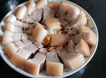 step2: 將腩肉切件擺放好