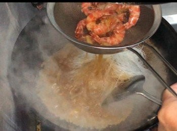 step4: 上湯與粉絲一起煮，落鹽糖雞粉，焗一分鐘。