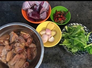 step3: 雞醃約30分鐘，洋蔥切片、乾蔥切半、香料，芹菜洗淨、乾辣椒剪半、薑片。