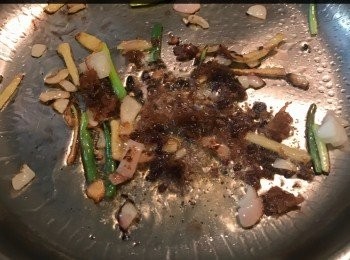 step3: 下薑、乾葱、葱段炒香，加XO醬，爆一爆