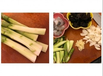 step1: 露荀洗淨刨去根部外皮，斜切段
蒜頭切碎
鮮百合切去頭尾，洗淨，撕開一片片
雲耳洗淨用水浸5分鐘後，瀝乾水分