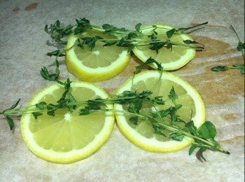 step2: 鱒魚洗淨，用廚房紙吸乾水份，抺上 lemon pepper 備用。