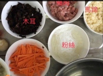 step1: 準備所有材料撈勻
蝦、木耳、紅蘿蔔、粉絲、馬蹄、豬肉