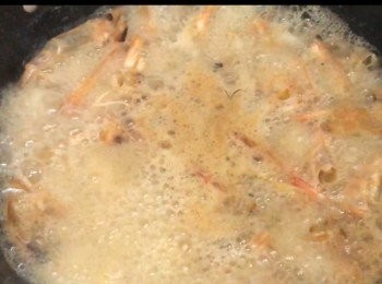 step2: 加水中火滾15分鐘，落胡椒粉、魚露。