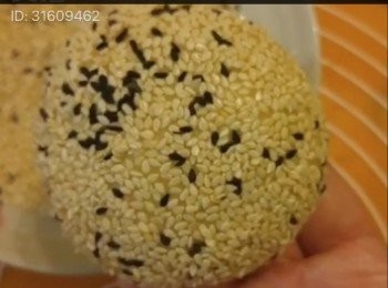 step6: 粘上黑白芝麻<span class="group_5">裝飾</span>，放上巳把好牛油紙的烤盤上。