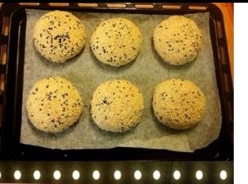 step7: 將每件酥餅用牙籤刺上小洞，避免烘烤後膨脹。