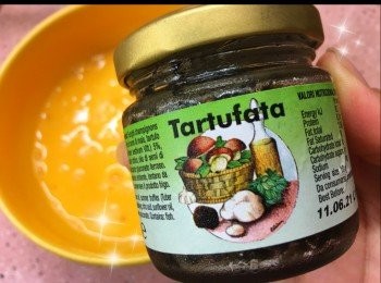 step4: 之前去意大利旅行，買咗樽好香的黑松露。
一田超市都有靚松露買。