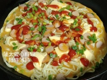 step2: 將所有材料平鋪在麵條上,淋上蛋液,加蓋,漫火煎5分鐘,要留意底部有冇焼焦