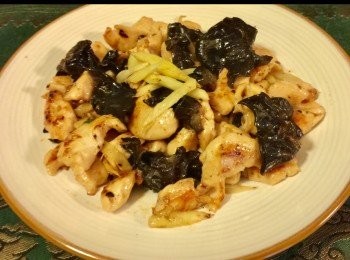 step3: 燒鑊，下油，加入雞絲炒片刻，灑少許水，再炒後加薑絲爆香。最後加入雲耳一起炒勻，贊入紹興酒炒勻，及一陣陣的薑味，再下少少獻汁及調味料兒勻，便可上碟。




想知道我更多食譜，可去我Facebook 專頁。
https://m.facebook.com/carlineki/