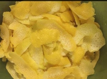 step3: 於超市買來新鮮的檸檬後，用清水沖洗乾淨，然後用紙巾擦乾。 將所有檸檬皮削去。