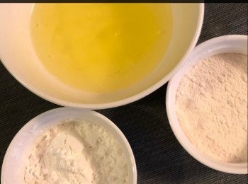 step1: 蛋白3個、麵粉2湯匙、鷹粟粉2湯匙
