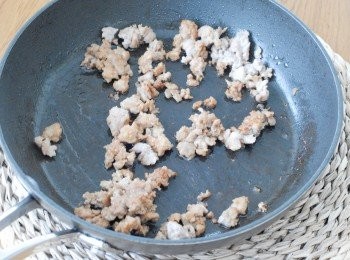 step1: 燒熱鑊後下油，炒豬肉，下少許生抽和鹽調味，盛起備用