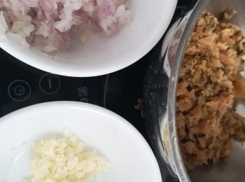 step2: 乾蔥和蒜頭需琢蓉，梅菜需浸軟和去沙石，之後榨乾水份，然後切粒或琢蓉。