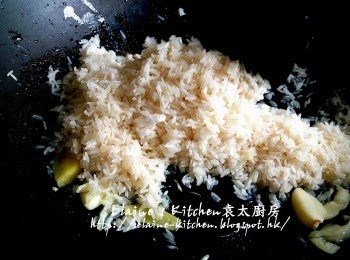step5: 薑片及蒜頭放入鑊中爆香 , 加入白米 , 少許鹽調味拌勻炒至乾身