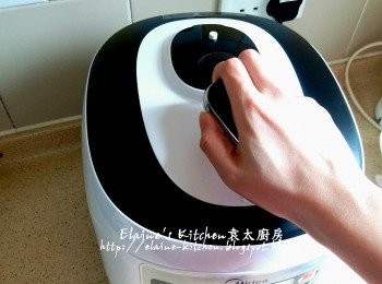 step13: 此時安全眼會凸出 , 用手向右排氣 , 當安全眼落下代表排氣完成 , 便可打開鍋蓋
