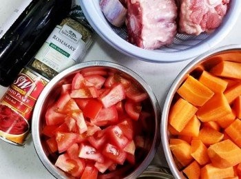 step1: 洗淨牛尾。
蕃茄切大粒，蘿蔔切件，洋蔥一分八切件。