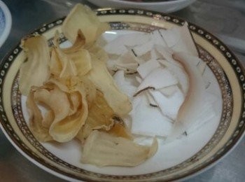 step2: 海底椰子片、陳皮、元肉、百合、南北杏及無花果，沖水後浸半小時，隔乾水備用