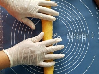 step26: 將皮取出在枱上搓成長條形