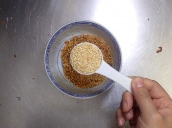 step8: 之後加入熟花麻拌勻備用