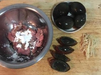 step4: 煮粥同時，將小里肌肉切片，用少許醬油、香油、太白粉抓勻備用；薑切細絲；皮蛋去殼切塊。