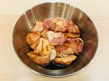 step2: 準備調味料，醃製雞肉半小時至1小時。