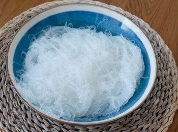 step2: 將粉絲浸至軟身，然後下沸水，煮熟，盛起備用