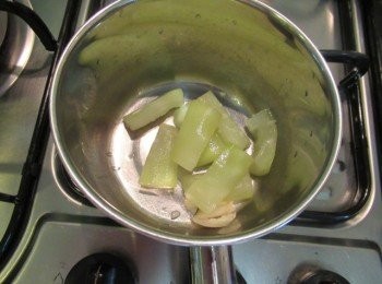 step3: 取小鍋子,放入蒜碎,酒及味霖煮滾,出香氣放入步驟1拌勻.