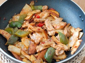 step3: 最後加入五花豬肉和青蔥，炒勻即成！