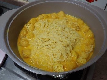 step11: 放入米粉及配料煮熱; 最後隨意放上配料便可食用