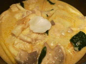 step8: 將椰青肉加入湯內。