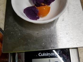 step6: 紫薯灘凍後,用磅先放1粒咸蛋黃,再加入紫薯磅出28g一份(要磅1粒咸蛋黃加埋紫薯一齊磅才可以每粒餡都一樣重量)