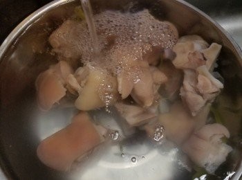 step6: 再將煮淋的豬手浸己經雪凍的食用冰水浸凍(作用是令豬皮更爽口)