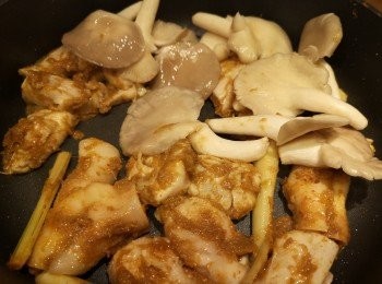 step5: 之後略炒秀珍菇。