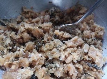 step3: 梅菜用梅菜醃料醃一陣。