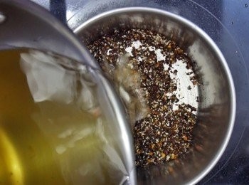 step3: 蔥薑蒜撈起，把熱油一下子倒入之前拌好的粉類，再拌勻後放涼入樽即成