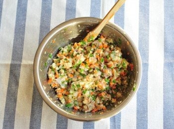 step2: 將魷魚，豬肉，豆腐，韮菜，紅蘿蔔，洋蔥，蒜頭，乾粉絲，魷魚腳切成碎，少於0.5cm大小

將所有切好的材料，放入大碗內，加入雞蛋及<span class="group_2">調味料</span>拌勻備用