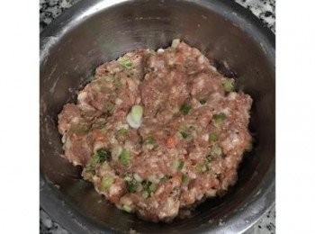 step5: 放入蔥花與紅蘿蔔丁，拌勻後備用；