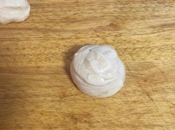 step17: 捲好後立起，用保鮮膜蓋起來，再放置個20分鐘後再煎；