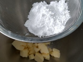 step21: (如用廚師機做法):  先將牛油於溫室待軟身,再篩入與糖霜於牛油內
