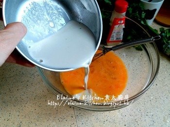 step4: 兩隻鴨蛋放入大碗內拌勻 , 倒入蕃薯粉 , 逐一加入鹽 , 糖 , 魚露及胡椒粉調味