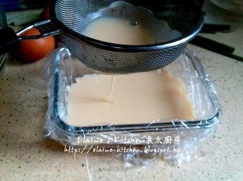 step2: 器皿放上保鮮紙 , 將豆漿蛋液用篩網隔去多餘泡沫及雜質