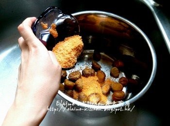 step9: 水去掉 , 栗子肉盛起放回不銹鋼煲內 , 加黃糖及2杯水拌勻