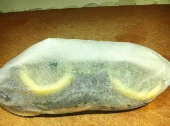 step4: 小火預熱鍋2分鐘，鍋底鋪上一層粗海鹽(約2毫米)，蓋上鍋蓋加熱2-3分鐘。